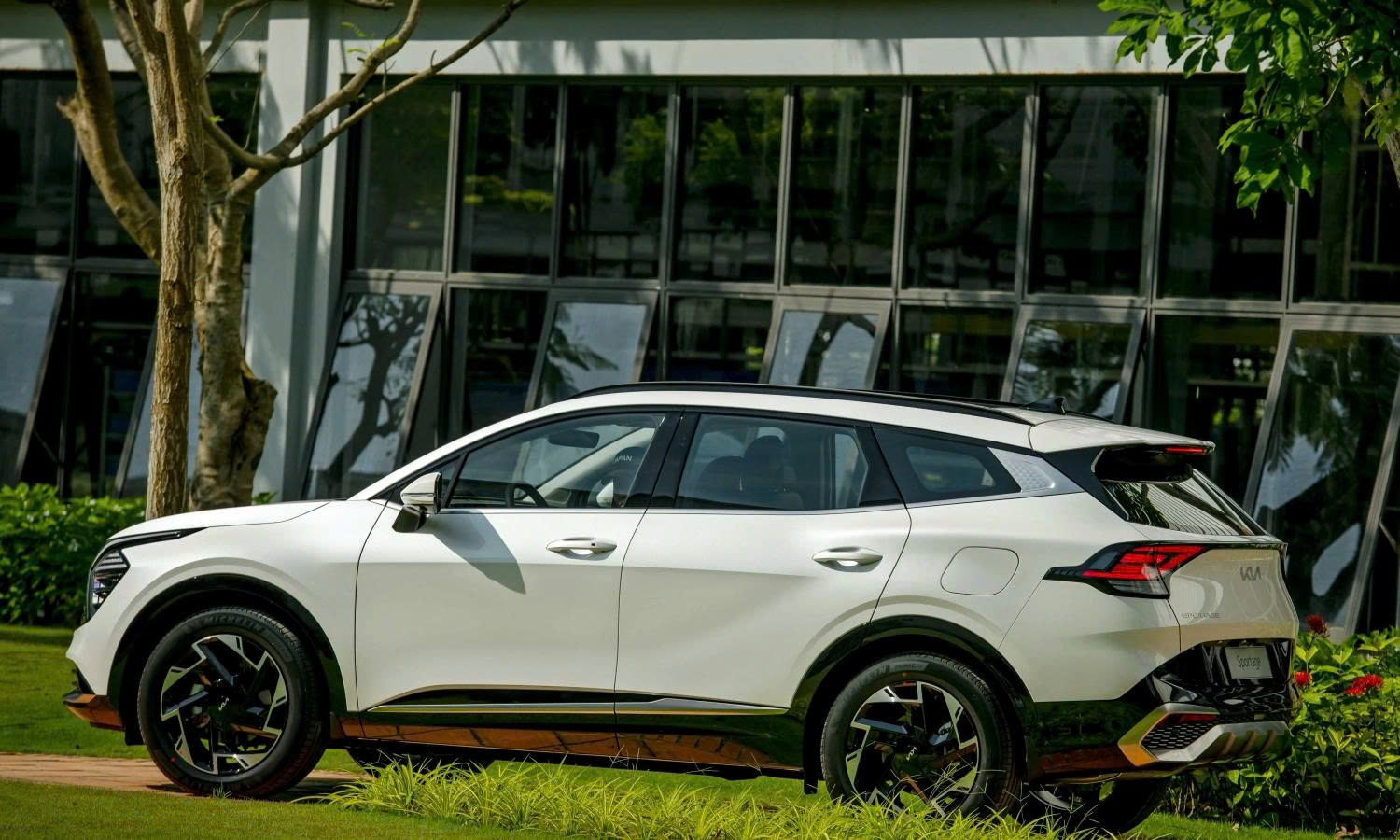 KIA SPORTAGE - MẪU SUV KHIẾN AI CŨNG PHẢI NGOÁI NHÌN